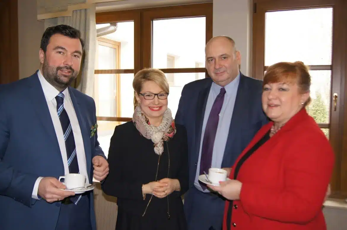 Na zdjęciu przedstawiono czterech uczestników Konwentu Naczelników i Dyrektorów Wydziałów Oświaty Starostw Powiatowych Województwa Mazowieckiego, którzy stoją w pomieszczeniu i trzymają filiżanki z kawą.