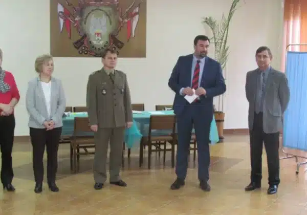 Na zdjęciu przedstawione jest wydarzenie związane z kwalifikacją wojskową w powiecie płockim, w którym biorą udział przedstawiciele administracji oraz wojska.