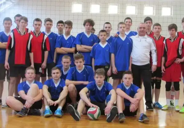 Na zdjęciu znajduje się grupa młodych zawodników oraz trenerów, którzy biorą udział w finałach powiatowych w siatkówce.