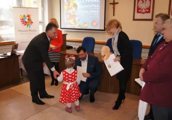 Na zdjęciu przedstawiono wręczenie nagród podczas XXIII finału WOŚP w powiecie płockim, gdzie dzieci otrzymują upominki i honorowe dyplomy.