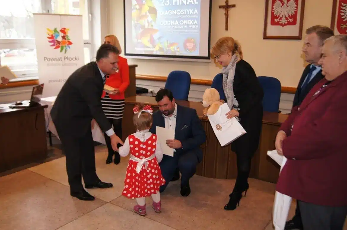 Na zdjęciu przedstawiono wręczenie nagród podczas XXIII finału WOŚP w powiecie płockim, gdzie dzieci otrzymują upominki i honorowe dyplomy.