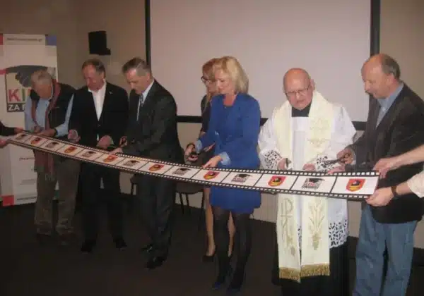 Otwarcie pierwszego Kina za Rogiem w powiecie płockim, z osobami robiącymi symboliczne przecięcie wstęgi filmowej.