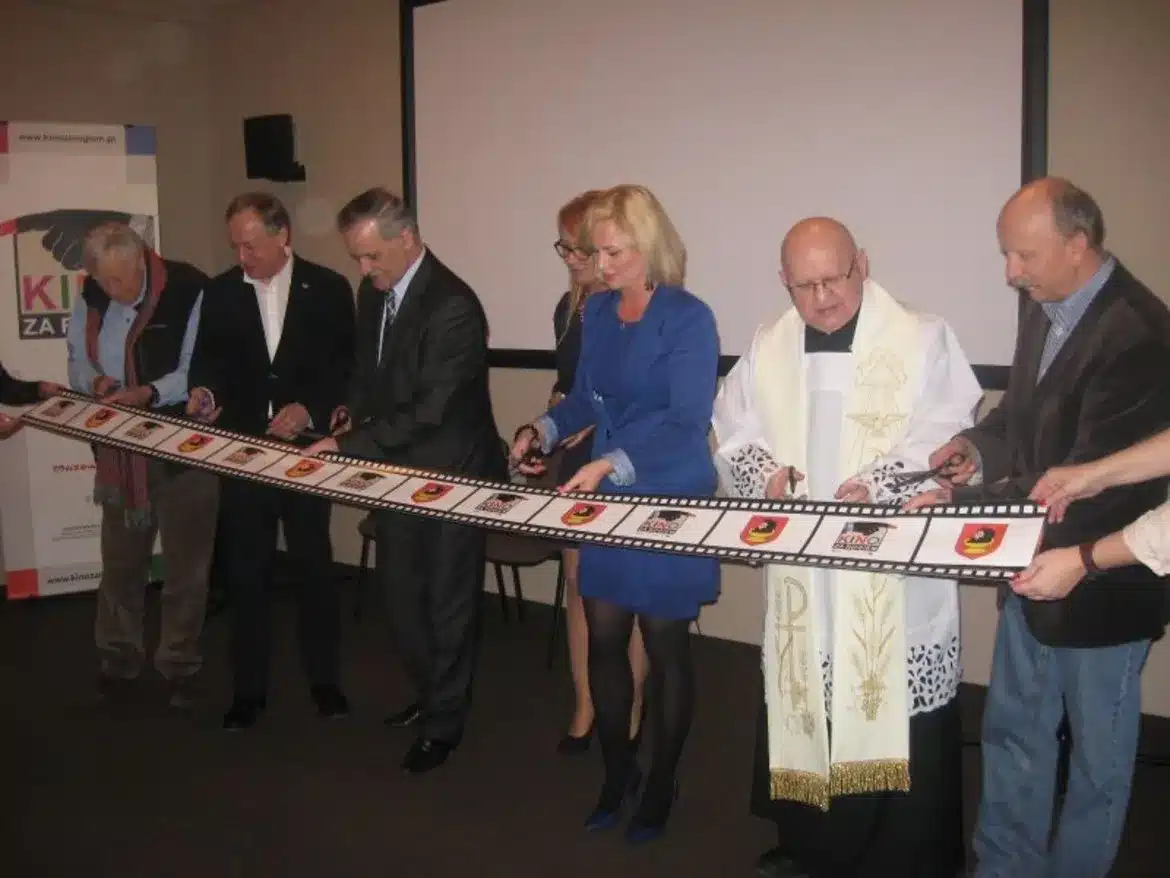 Otwarcie pierwszego Kina za Rogiem w powiecie płockim, z osobami robiącymi symboliczne przecięcie wstęgi filmowej.