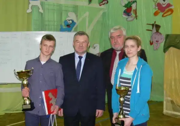 Na zdjęciu widać uczestników eliminacji Powiatowych XXXVIII Ogólnopolskiego Turnieju Wiedzy Pożarniczej, którzy trzymają nagrody oraz dyplomy w towarzystwie organizatorów.