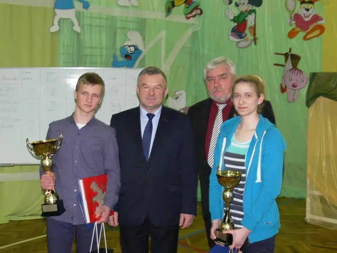 Na zdjęciu widać uczestników eliminacji Powiatowych XXXVIII Ogólnopolskiego Turnieju Wiedzy Pożarniczej, którzy trzymają nagrody oraz dyplomy w towarzystwie organizatorów.