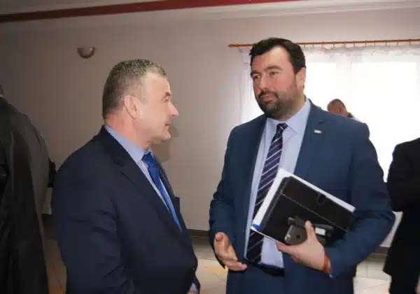 Dwaj mężczyźni rozmawiają ze sobą podczas spotkania poświęconego pozyskiwaniu pozabudżetowych środków dla samorządów gminnych i powiatowych.