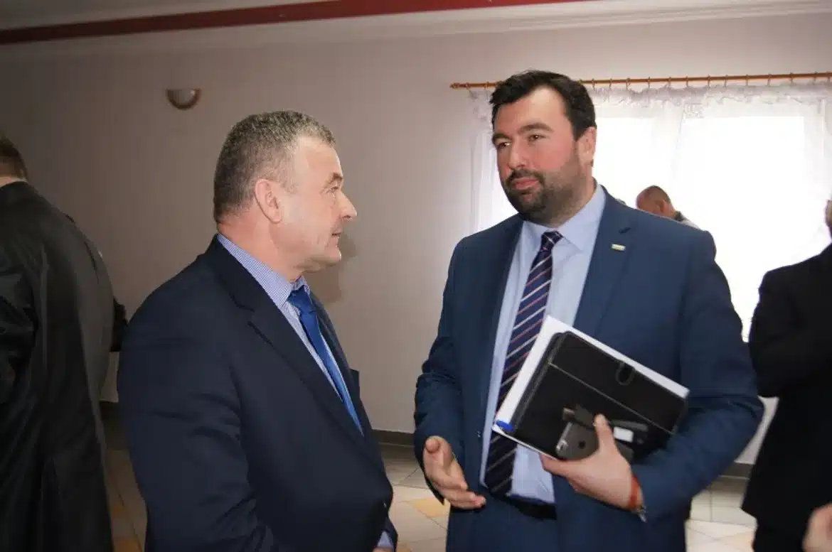 Dwaj mężczyźni rozmawiają ze sobą podczas spotkania poświęconego pozyskiwaniu pozabudżetowych środków dla samorządów gminnych i powiatowych.