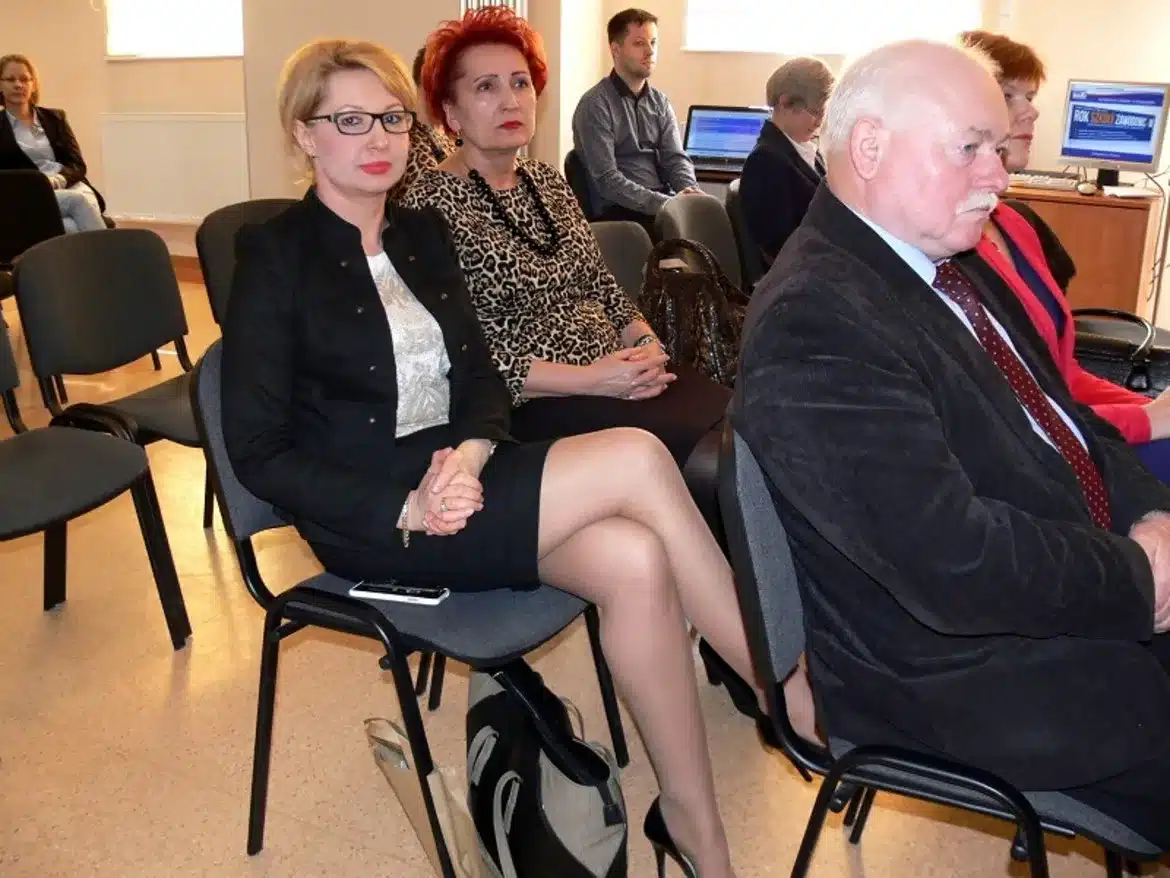 Na zdjęciu widać grupę osób siedzących na krzesłach podczas wydarzenia „Tydzień Zawodowca”, z uśmiechniętymi kobietami na pierwszym planie.