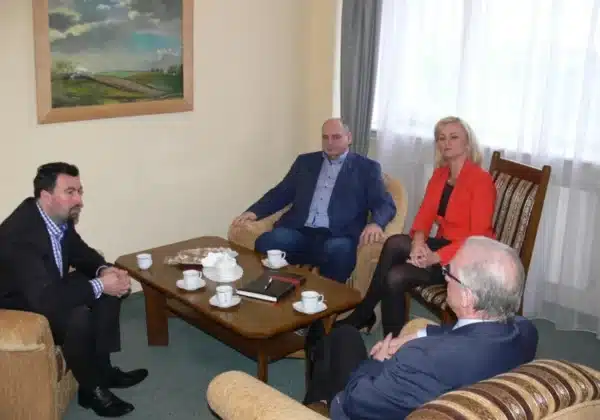 Spotkanie czterech osób w pomieszczeniu z jasnym światłem, przy stole z filiżankami, omawiających perspektywy rozwoju subregionu płockiego.