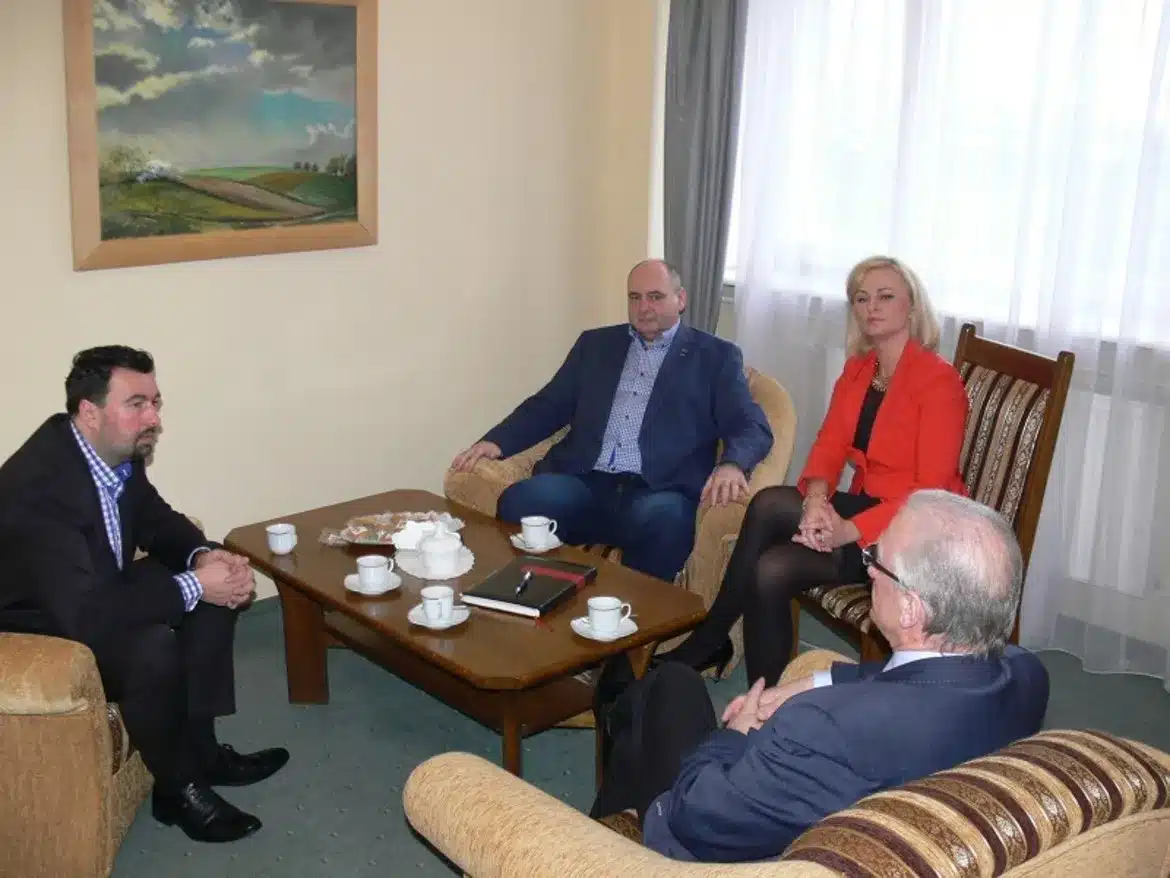 Spotkanie czterech osób w pomieszczeniu z jasnym światłem, przy stole z filiżankami, omawiających perspektywy rozwoju subregionu płockiego.