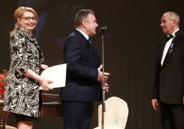 Uroczystość złotego jubileuszu dyrektora płockiego teatru, podczas której wręczane są gratulacje i wyróżnienia.