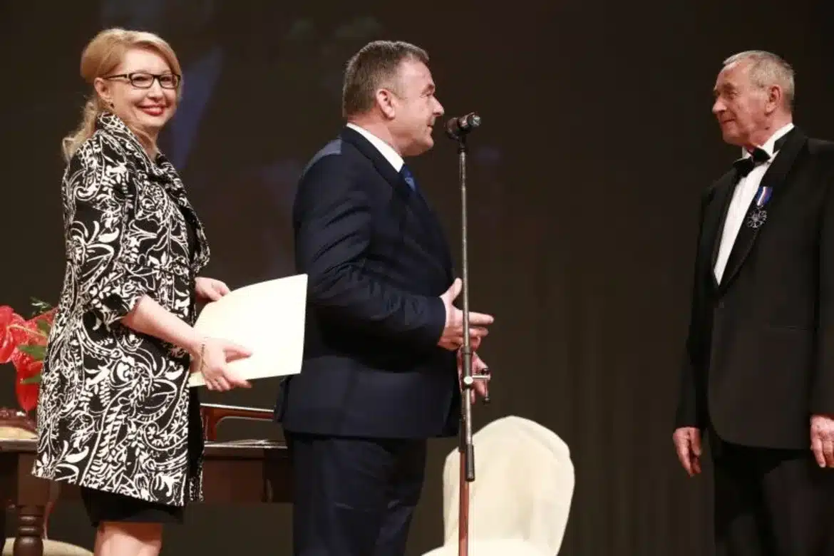 Uroczystość złotego jubileuszu dyrektora płockiego teatru, podczas której wręczane są gratulacje i wyróżnienia.