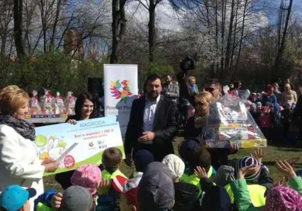 Finał konkursu „Na najładniejszą pisankę” z udziałem dzieci, które z entuzjazmem reagują na wręczenie nagród.