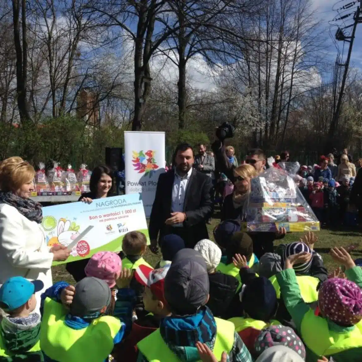Finał konkursu „Na najładniejszą pisankę” z udziałem dzieci, które z entuzjazmem reagują na wręczenie nagród.