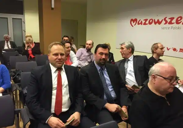 Uczestnicy seminarium na temat ustawy o odnawialnych źródłach energii siedzą w sali, gotowi do dyskusji.