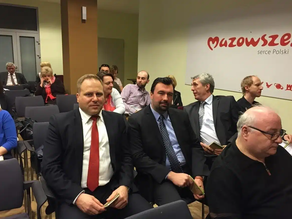 Uczestnicy seminarium na temat ustawy o odnawialnych źródłach energii siedzą w sali, gotowi do dyskusji.