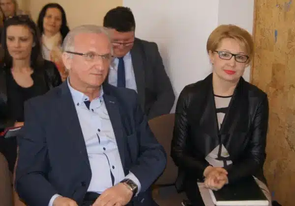 Na zdjęciu uczestnicy spotkania „Studia – Kariera – Biznes” siedzą w sali, skupieni na tematykę wydarzenia.