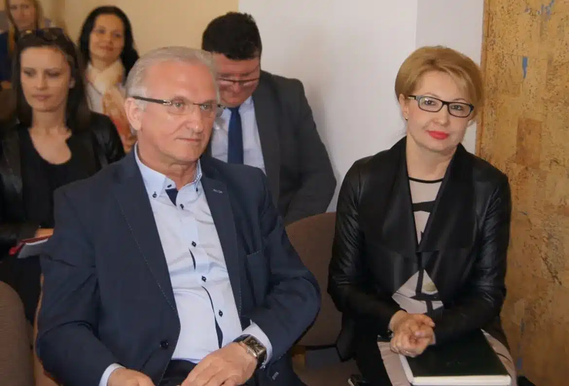 Na zdjęciu uczestnicy spotkania „Studia – Kariera – Biznes” siedzą w sali, skupieni na tematykę wydarzenia.