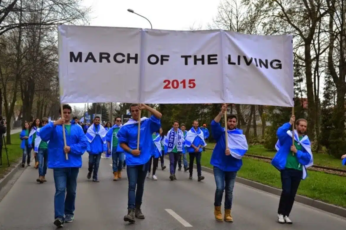 Młodzież Zespołu Szkół im. L. Bergerowej uczestniczy w Marszu Żywych, niosąc transparent z nazwą wydarzenia.