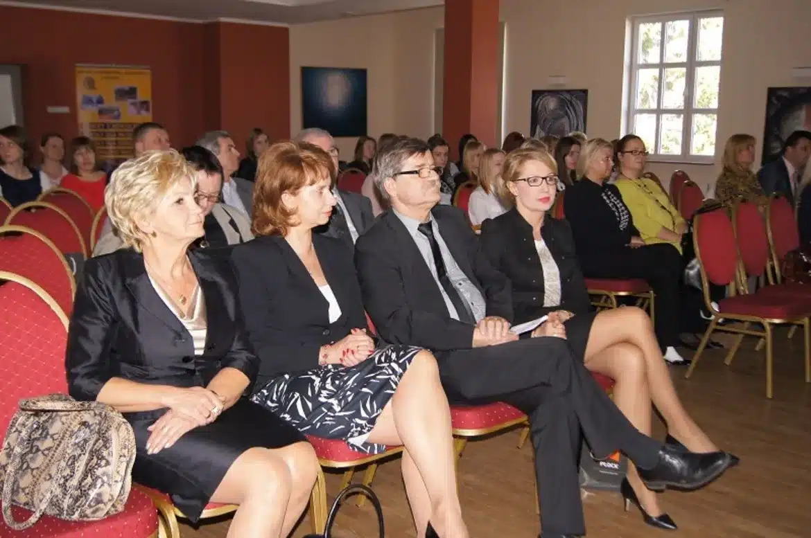 Uczestnicy konferencji siedzą na krzesłach w sali, biorąc udział w wydarzeniu poświęconym innowacyjnemu szkolnictwu zawodowemu na Mazowszu Płockim.