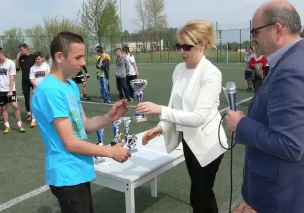 Na zdjęciu przedstawiono wręczenie nagrody młodemu zawodnikowi podczas Dnia Otwartych Drzwi w Zespole Szkół im. Leokadii Bergerowej w Płocku.