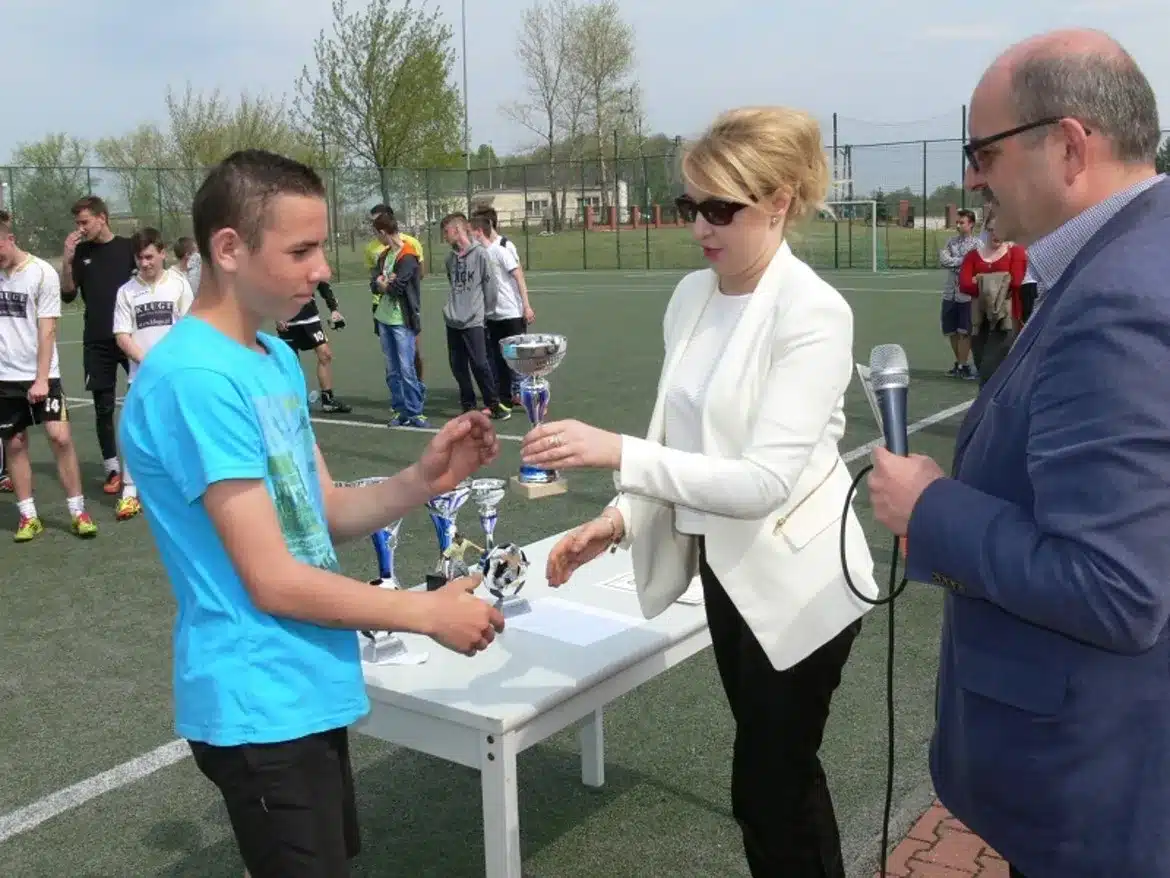 Na zdjęciu przedstawiono wręczenie nagrody młodemu zawodnikowi podczas Dnia Otwartych Drzwi w Zespole Szkół im. Leokadii Bergerowej w Płocku.