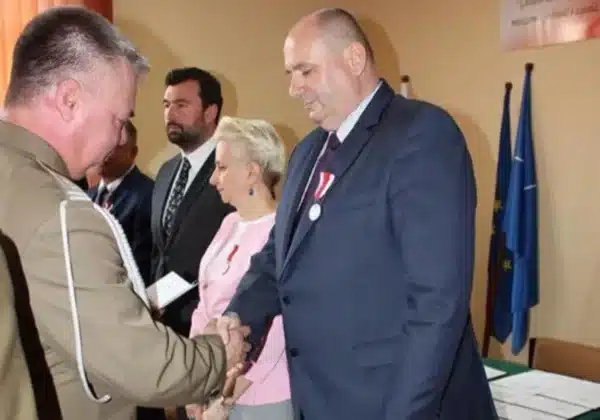 Na zdjęciu przedstawiono moment podpisania umowy dotyczącej przebudowy drogi powiatowej nr 2944W Radzanowo – Bodzanów, z udziałem kilku osób w formalnych strojach.