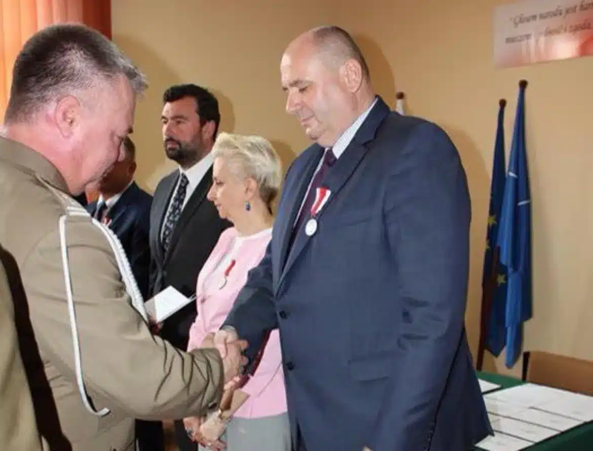 Na zdjęciu przedstawiono moment podpisania umowy dotyczącej przebudowy drogi powiatowej nr 2944W Radzanowo – Bodzanów, z udziałem kilku osób w formalnych strojach.