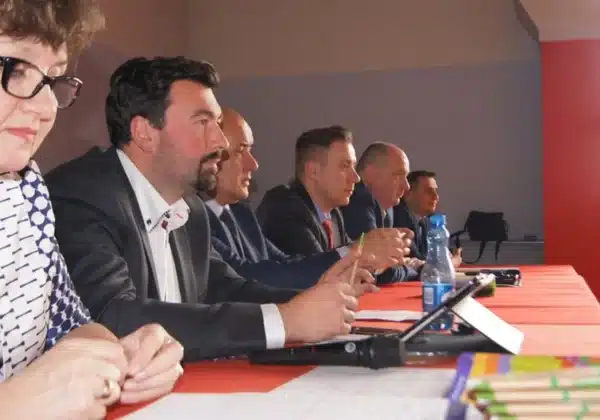 Na zdjęciu przedstawiono grupę mężczyzn w garniturach oraz jedną kobietę, siedzących przy stole podczas Forum Przedsiębiorczości w Drobinie.