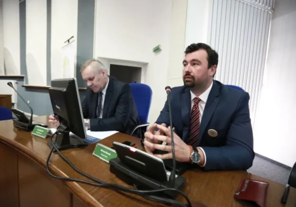 W sali obrad dwóch mężczyzn uczestniczy w dyskusji na temat koncepcji zagospodarowania przestrzennego miasta Płocka.