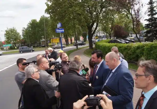 Protest mieszkańców Ciółkowa przeciwko Ecoriver, z udziałem mediów i przedstawicieli lokalnych władz.
