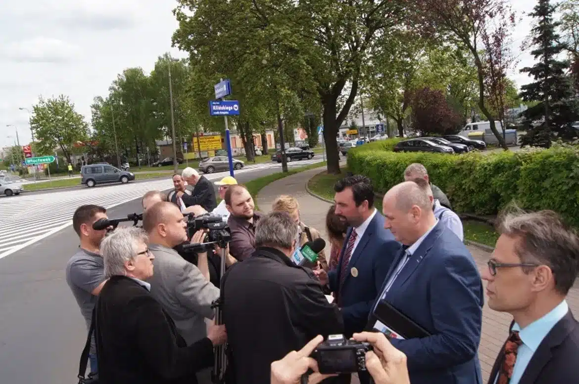 Protest mieszkańców Ciółkowa przeciwko Ecoriver, z udziałem mediów i przedstawicieli lokalnych władz.