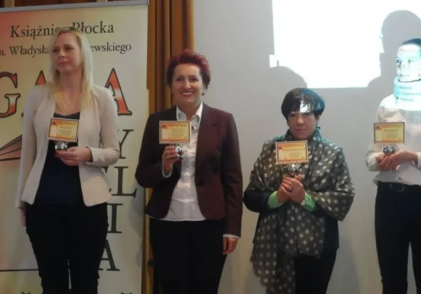 Na zdjęciu cztery kobiety trzymające dyplomy podczas wydarzenia promującego czytelnictwo w Płocku.