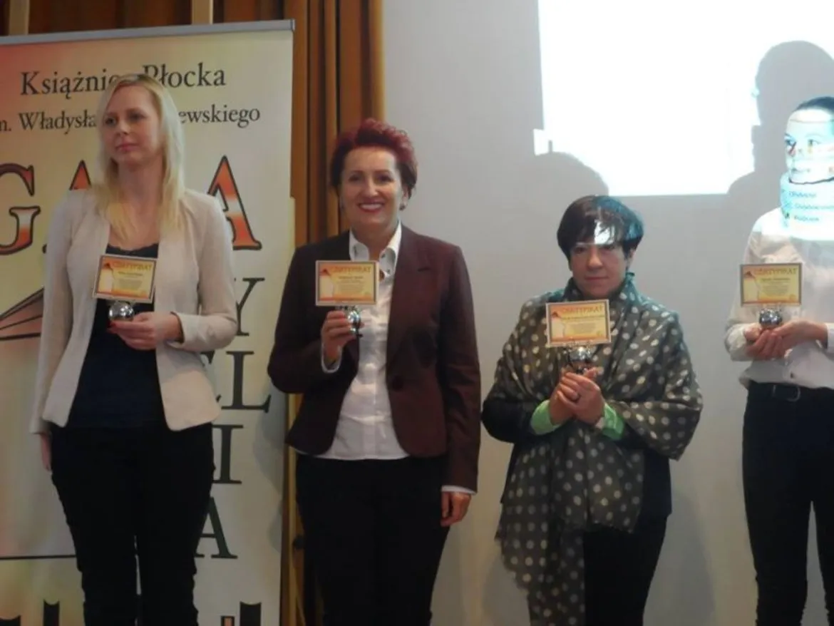 Na zdjęciu cztery kobiety trzymające dyplomy podczas wydarzenia promującego czytelnictwo w Płocku.