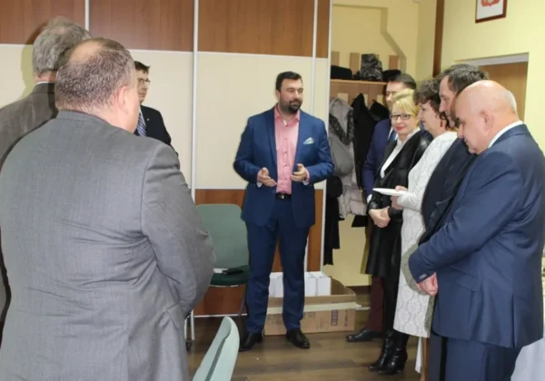 Na zdjęciu przedstawiono uczestników spotkania wigilijnego z Powiatową Radą Zatrudnienia, podczas którego jeden z mężczyzn w garniturze przemawia do zebranych.