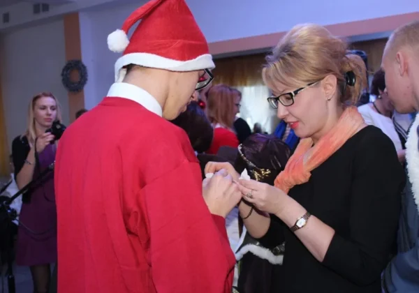 Uczestnicy Spotkania Opłatkowego w Goślicach wymieniają się życzeniami w radosnej atmosferze.