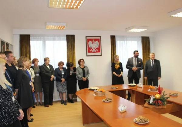 Spotkanie opłatkowe władz i pracowników Starostwa Powiatowego w Płocku, z widocznymi stołami przygotowanymi na tę okazję.