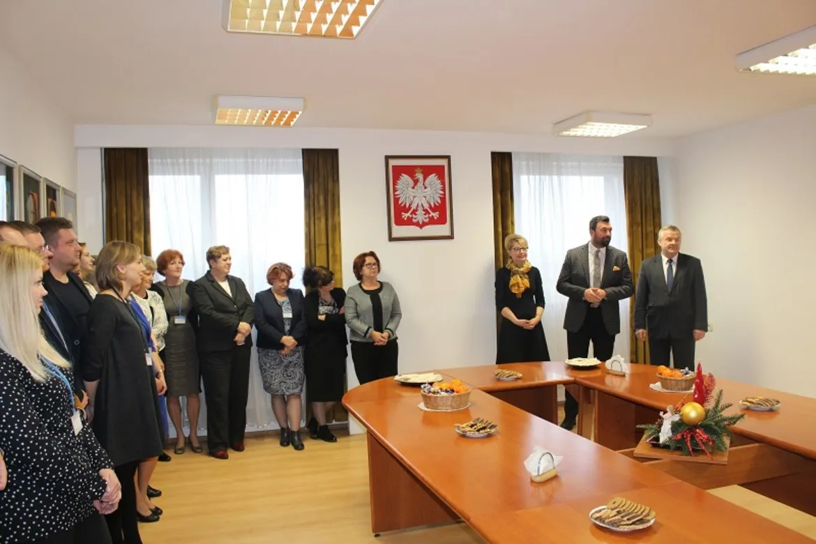 Spotkanie opłatkowe władz i pracowników Starostwa Powiatowego w Płocku, z widocznymi stołami przygotowanymi na tę okazję.