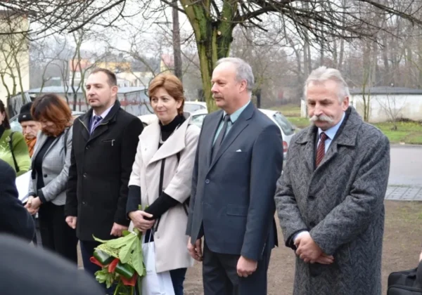 Na zdjęciu widać grupę osób zgromadzonych na otwarciu Dziennego Domu Opieki „Senior-WIGOR” w Małej Wsi.