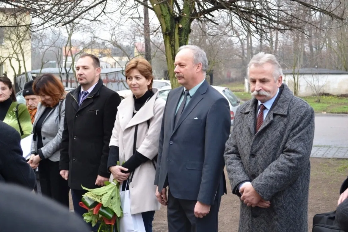 Na zdjęciu widać grupę osób zgromadzonych na otwarciu Dziennego Domu Opieki „Senior-WIGOR” w Małej Wsi.