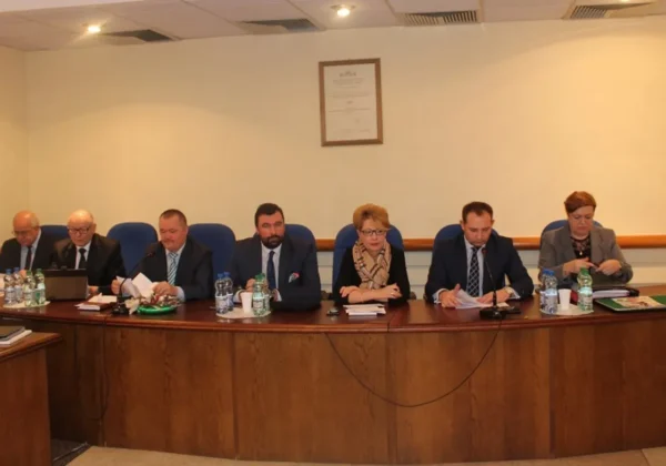 Na zdjęciu przedstawiono członków Rady Powiatu w Płocku podczas XI sesji w kadencji 2014–2018, siedzących przy długim stole w sali obrad.