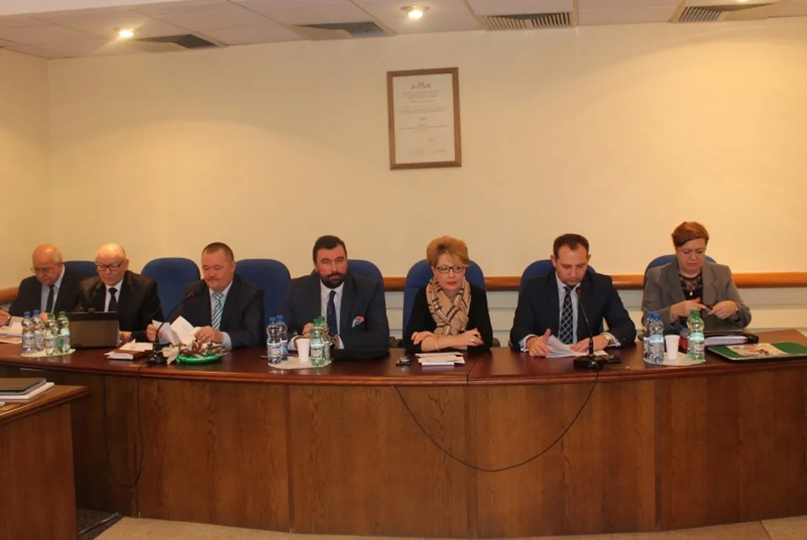 Na zdjęciu przedstawiono członków Rady Powiatu w Płocku podczas XI sesji w kadencji 2014–2018, siedzących przy długim stole w sali obrad.