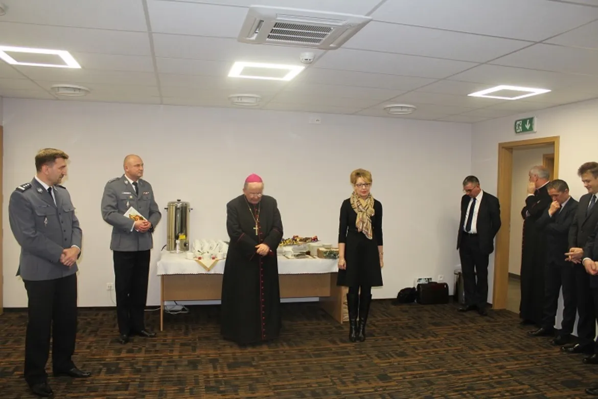 Świąteczne spotkanie w Komendzie Miejskiej Policji, w którym uczestniczą przedstawiciele policji oraz zaproszeni goście.