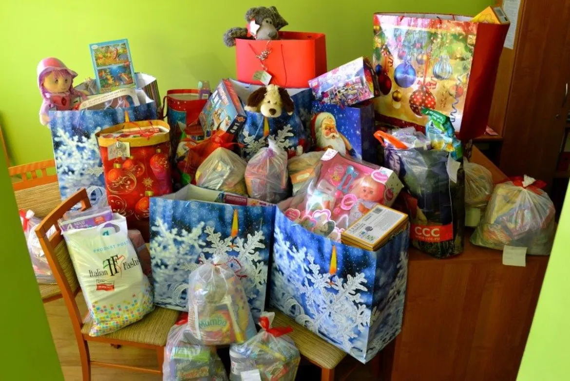 Na zdjęciu widoczne są kolorowe torby wypełnione prezentami, które zostały przygotowane w ramach podziękowania dla darczyńców przez Starostę Płockiego Mariusza Bieńka.