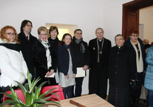 Uroczyste otwarcie Dziennego Domu „Senior-Wigor” w Drobinie z udziałem lokalnych liderów i przedstawicieli duchowieństwa.