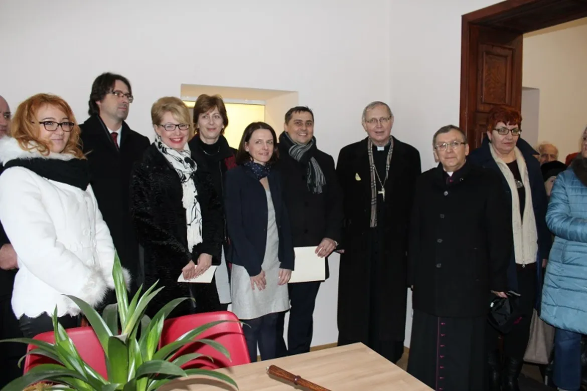 Uroczyste otwarcie Dziennego Domu „Senior-Wigor” w Drobinie z udziałem lokalnych liderów i przedstawicieli duchowieństwa.