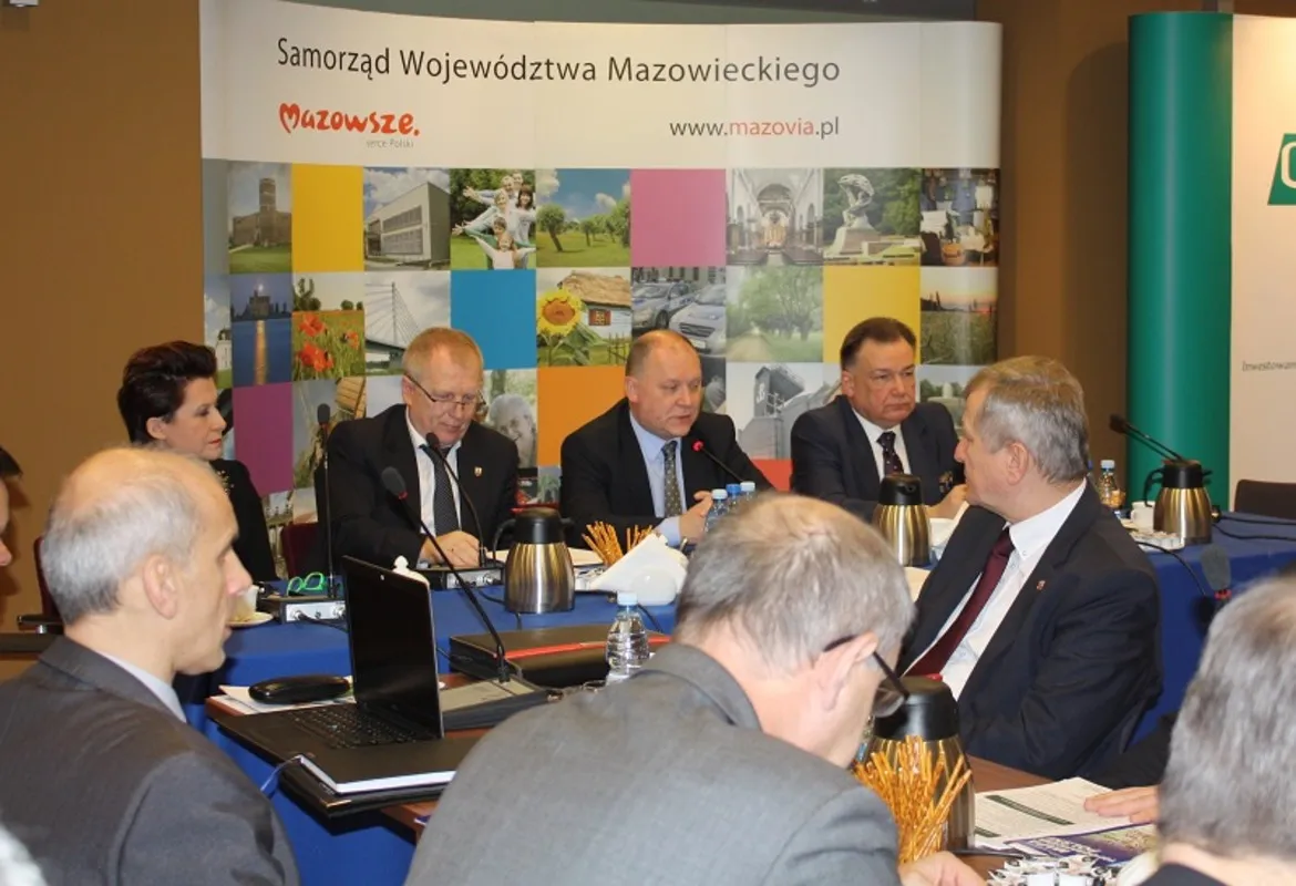 Na zdjęciu przedstawiono spotkanie Konwentu Powiatów Województwa Mazowieckiego, podczas którego uczestnicy omawiają lokalne sprawy.