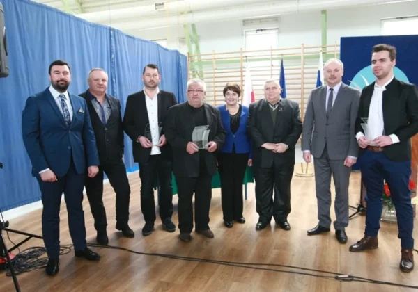 Uroczystość otwarcia nowej ekspozycji w Muzeum Wisły w Wyszogrodzie, z udziałem zaproszonych gości i wręczeniem nagród.