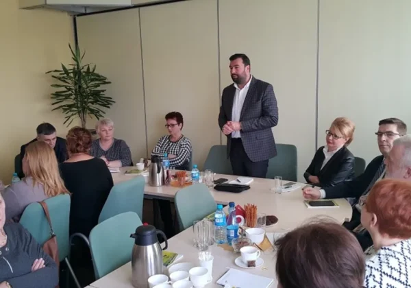 Na zdjęciu przedstawiono spotkanie w PUP w Płocku, podczas którego omawiane są kwestie związane z bezrobociem.