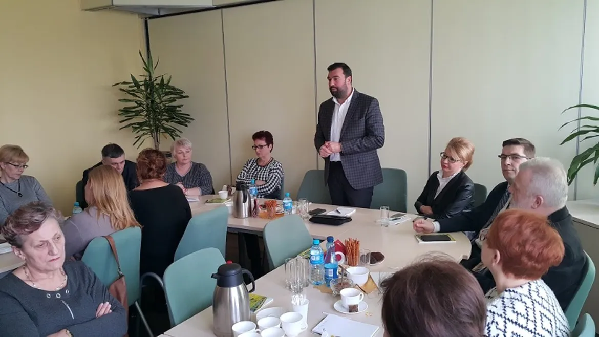 Na zdjęciu przedstawiono spotkanie w PUP w Płocku, podczas którego omawiane są kwestie związane z bezrobociem.